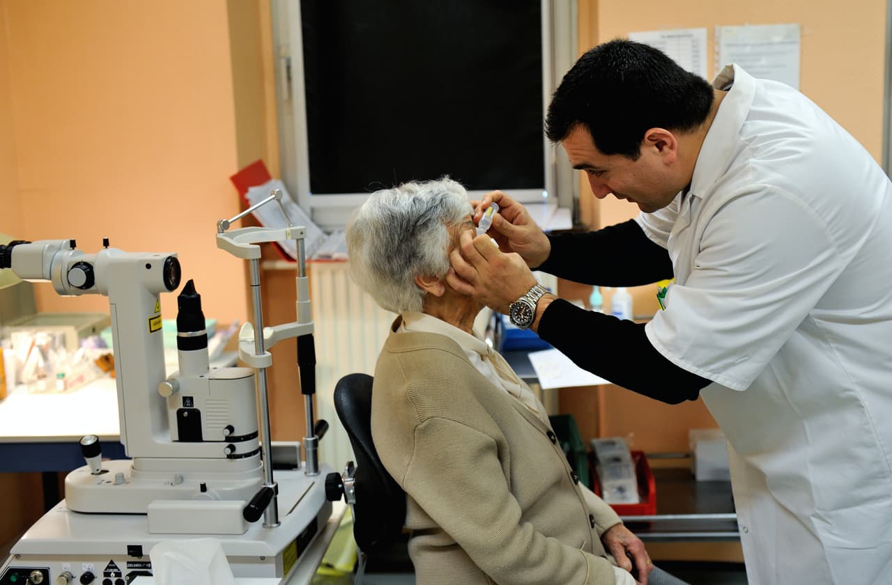 La FDA aprueba gotas para los ojos que liberan a muchos de los lentes para ver de cerca