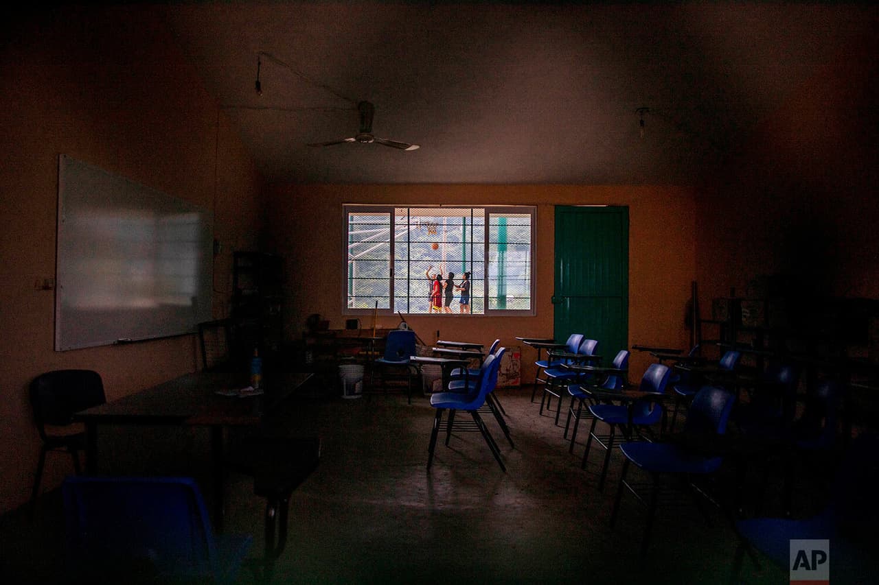 “El trabajo infantil se convierte en un mecanismo de supervivencia para muchas familias”, señala Astrid Hollander, directora de educación de UNICEF en México.
<br>
<br>Un aula vacía en la escuela comunitaria La Ilusion, cerrada en medio de la pandemia, donde 
<a href="https://www.univision.com/temas/ninos">niñas</a> juegan baloncesto al aire libre en La Ilusion, estado de Chiapas, México. Recientemente, funcionarios de educación mexicanos dijeron que
<b> la inscripción para el nuevo año escolar se redujo en aproximadamente un 10%, pero algunos maestros advierten que muchos estudiantes se inscriben por costumbre, pero no participan.</b>
