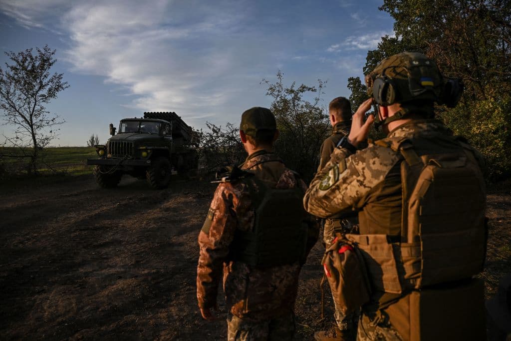 Desde el campo, los artilleros no pueden ver el objetivo, pero Dmytro está seguro de que han acertado a los soldados rusos. "Ellos tenían una misión y si logramos alcanzarlo, y estoy seguro de que lo hicimos, entonces no podrán cumplir su misión", sostuvo.