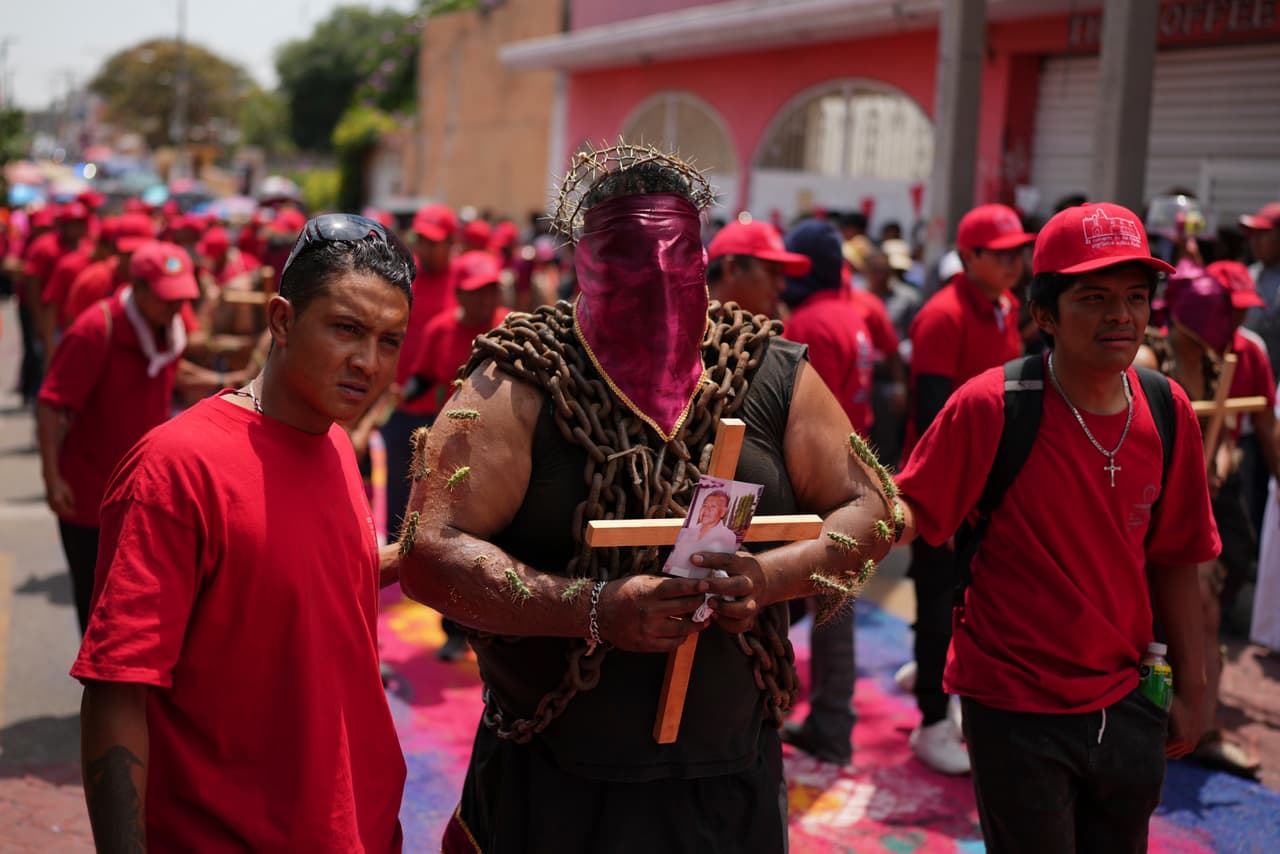 Un penitente enmascarado, con cadenas sobre los hombros y cactus en los brazos, participa en una procesión el Viernes Santo, el 18 de abril de 2025, en Atlixco, México.
<br>
<br>Durante más de cuatro siglos, 
<b>las iglesias católica y ortodoxa han celebrado la Pascua en fechas distintas debido a diferencias en los calendarios y cálculos eclesiásticos</b>. Sin embargo, este año ambas tradiciones 
<b>conmemoran la resurrección de Jesús el mismo día,</b> un hecho poco frecuente que ha despertado tanto esperanza como desconfianza entre los líderes religiosos y sus fieles.