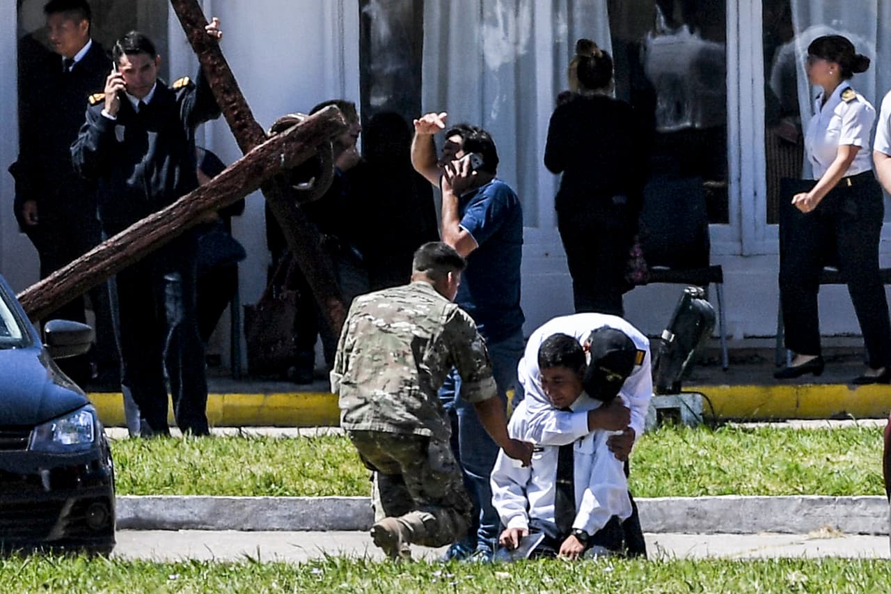 Los familiares que se encontraban en la base naval de Mar de Plata quedaron devastados. Recibieron la noticia con una mezcla de furia y dolor, pues aseguran que las autoridades les mintieron y porque sienten que perdieron la esperanza de un rescate. (Eitan Abramovich/AFP/GettyImages)