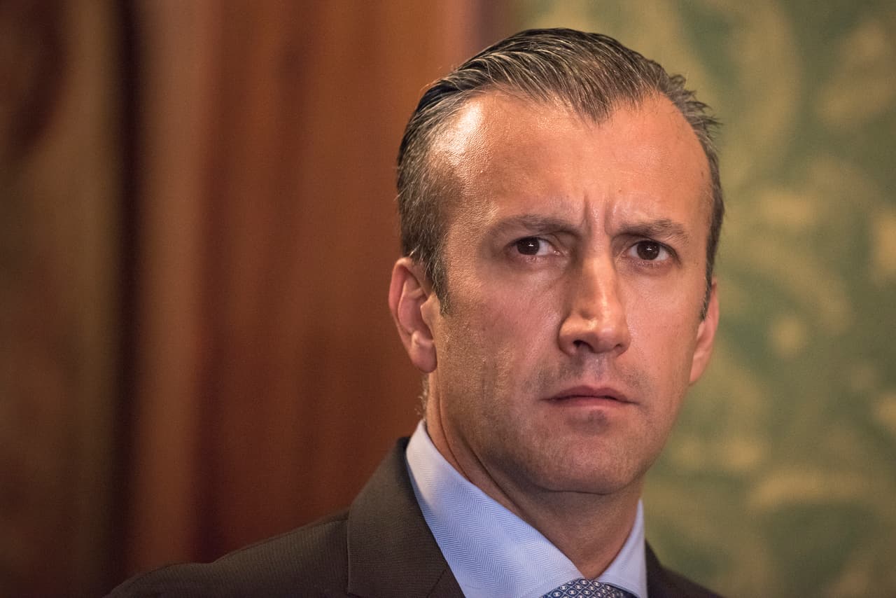 El vicepresidente de Venezuela, Tareck El Aissami, ha sido incluido en la lista de funcionarios de ese país que presuntamente colaboran con el narcotráfico, según fuentes oficiales estaounidenses. La inclusión en este grupo, elaborado por el 
<a href="https://www.treasury.gov/resource-center/sanctions/OFAC-Enforcement/Pages/20170213.aspx">Departamento del Tesoro </a>, congela cualquier tipo de activos que el funcionario tenga en Estados Unidos.