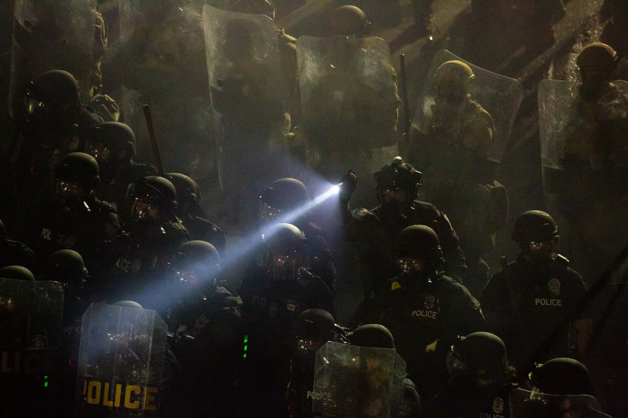 ¿Es desmantelar los departamentos de policía la solución para acabar con el racismo y los excesos? 