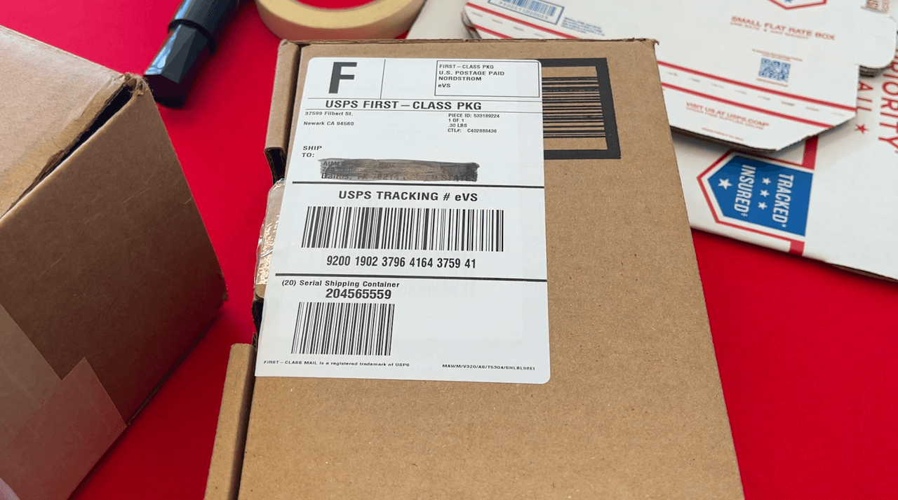 No reutilices cajas con otras etiquetas aunque borre la dirección. Pueden confundirse los códigos de barra en el 
<a href="https://www.univision.com/local/dallas-kuvn/utilizaras-el-correo-postal-para-enviar-tus-regalos-de-navidad-esto-es-lo-que-debes-tener-en-cuenta-video">correo postal</a>.