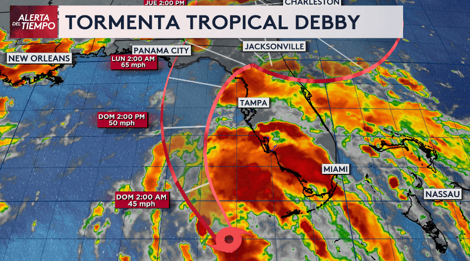 Debby estaría avanzando hacia el noroeste de Florida, acercándose a sectores como Panama City y pasando por Jacksonville, según el pronóstico. El centro de Debby se moverá a través del sureste y este del Golfo de México esta noche y el domingo.