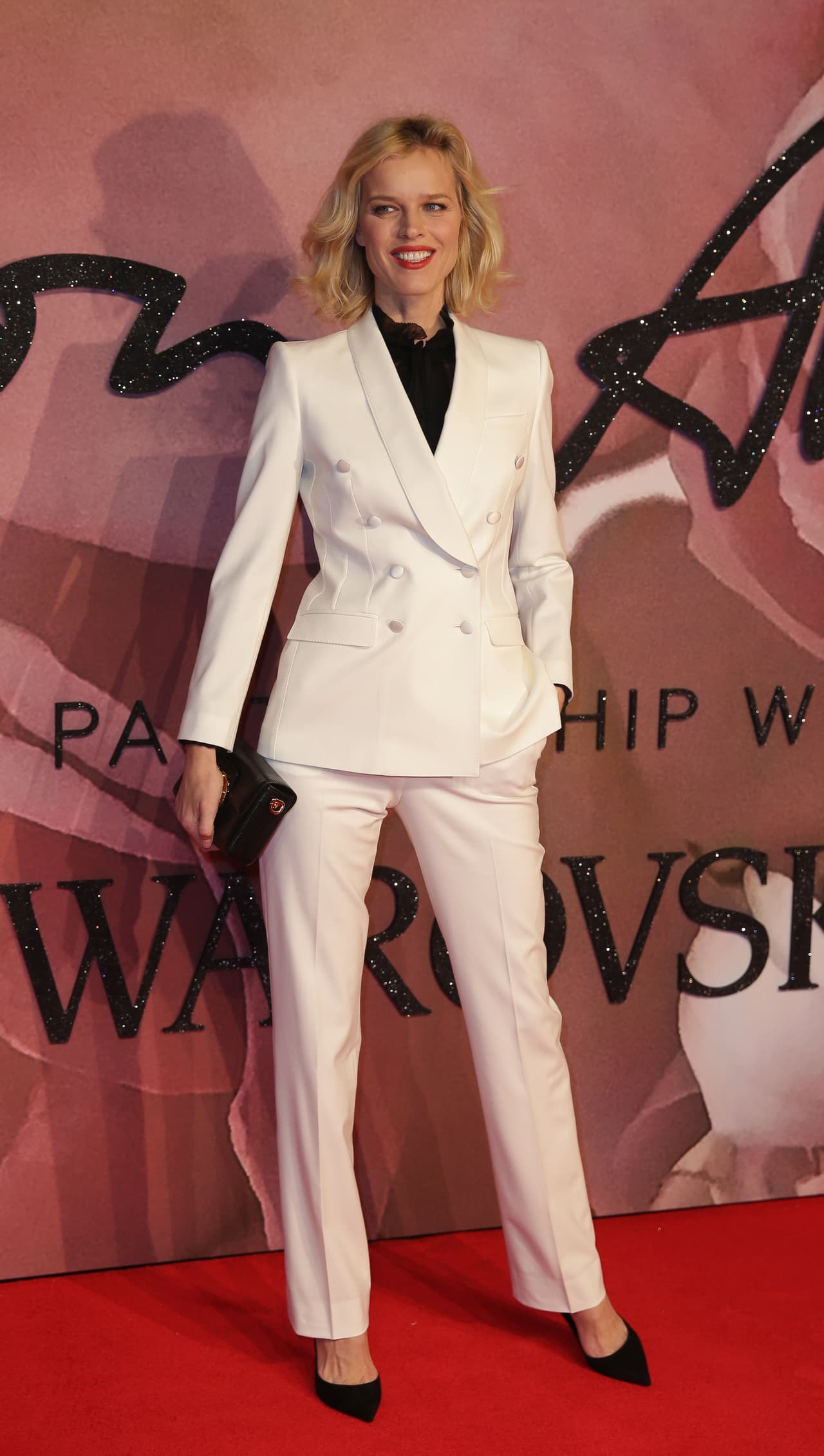 La modelo checa Eva Herzigova hizo una apuesta infalible y clásica que la impuso en el mundo de la moda Yves Saint Laurent en 1962, un smoking blanco femenino, con pantalones rectos y camisa de cuello negra.