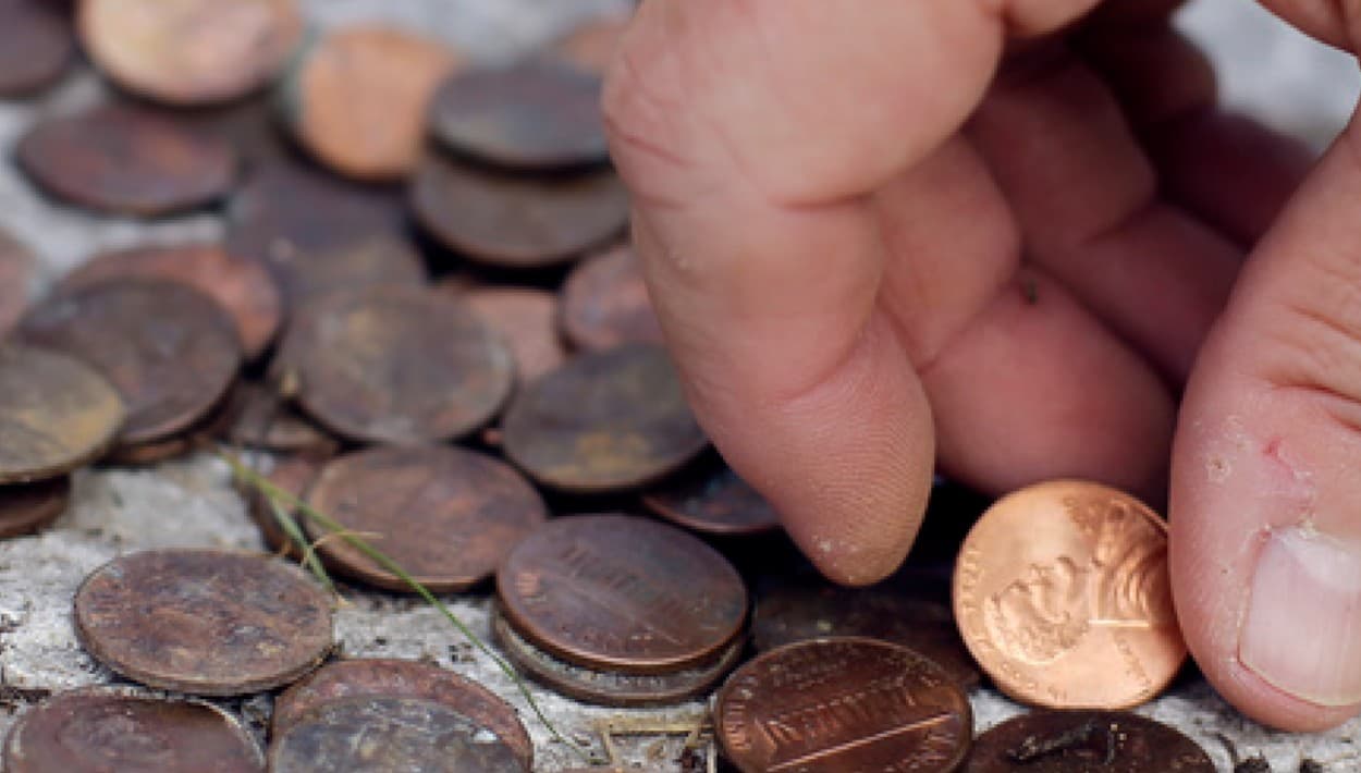 Hombre tira 80,000 centavos de la última pensión frente a casa de sus hijas: ellas los donan