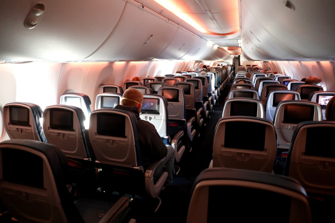 Los pasajeros son vistos en una cabina a mitad de vuelo en un vuelo de Delta con destino a Baltimore, Maryland desde el Aeropuerto Internacional Hartsfield-Jackson de Atlanta el 20 de abril de 2020.