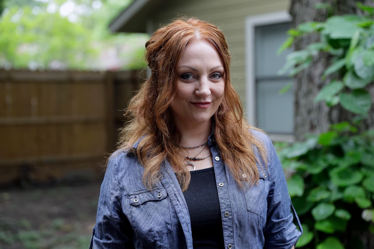 <b>"Salvó mi vida y mi cordura". </b>Desde hace dos décadas, Dawn Erin tiene dolorosas infecciones de vejiga. El martes asistió a su primera sesión de terapia para tratarlas. Solamente tuvo que pagar 20 dólares, pues su seguro cubre el resto. Para algunas personas, estas terapias parecen poca cosa, pero para esta mujer de 46 años que vive en Austin, Texas, son un gran alivio. Antes del Affordable Care Act no tenía seguro médico porque sufría de una 
<a href="http://uni.vi/joHK30bElBC">condición preexistente</a>: hepatitis C.