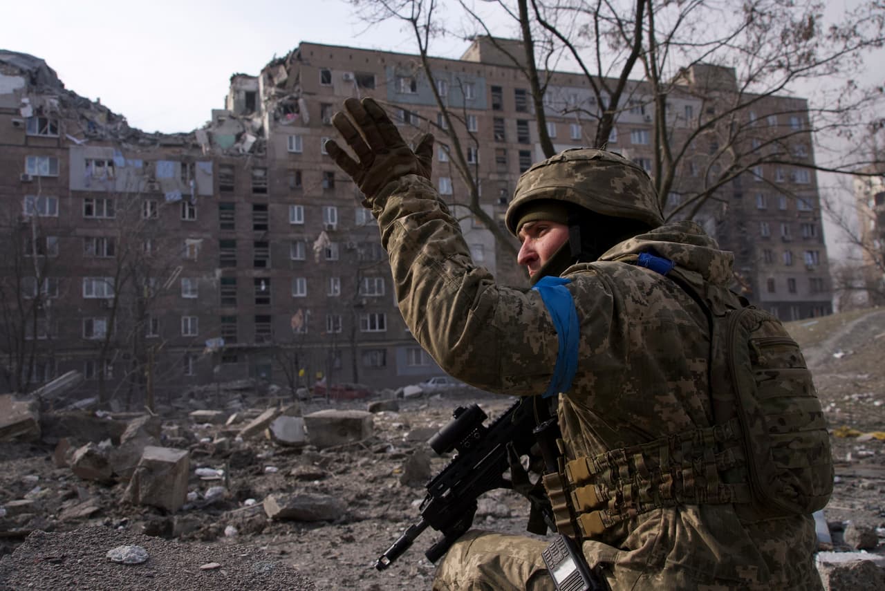 Un guardia ucraniano en Mariupol, Ucrania, el sábado 12 de marzo. La Cruz Roja alertó este domingo que 
<a href="https://www.univision.com/noticias/mundo/mariupol-bombardeo-fotos-guerra-rusia-ucrania-fotos">el asedio ruso sobre la ciudad portuaria</a>, escenario de un brutal bombardeo contra un hospital materno infantil, pone en riesgo a cientos de miles de civiles.