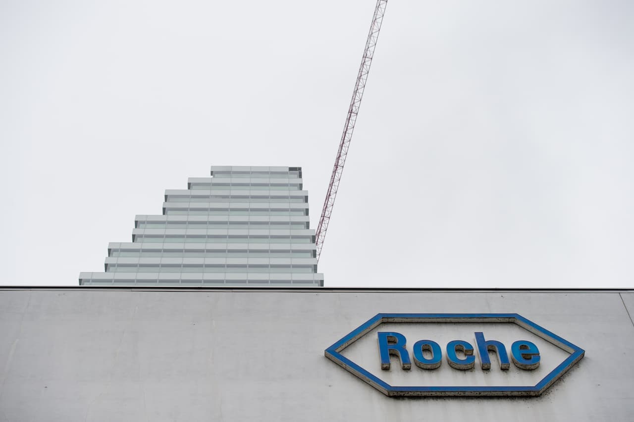 <b>Puesto 14. Familias Hoffmann y Oeri</b>
<br>
<b>Compañía: </b>Roche
<br>
<b>Patrimonio: 47,300 millones de dólares</b>
<br>Generaciones: 5
<br>Industria: productos farmacéuticos
<br>Establecida en: Basel, Suiza
<br>
<br>El fabricante de medicamentos Roche Holding fue fundado por el empresario Fritz Hoffmann-La Roche en 1896. Sus descendientes controlan el 9% de la compañía, cuyos medicamentos oncológicos de gran éxito ayudaron al grupo a generar 62,000 millones de dólares en 2020.