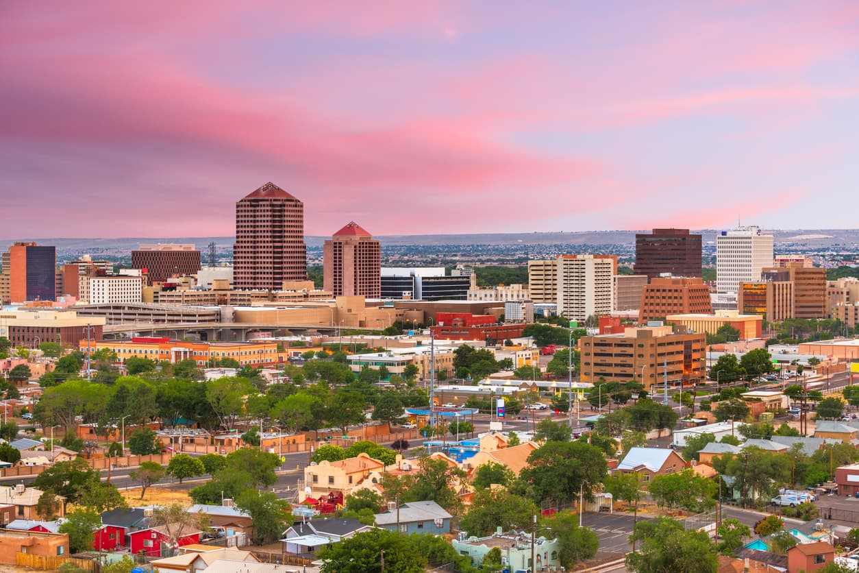 <b>Nuevo México | $95,340</b>
<br>
<br>El salario ideal en este estado toca ya los $95,000, aunque sigue por debajo de los $105,000 con los que los expertos consideraron que se alcanza el bienestar económico. Ellos hablan específicamente del término "evaluación de vida" o una evaluación general de cómo uno siente que le está yendo en la vida y en la que entran en consideración factores como metas y las comparaciones que se puedan hacer con otros individuos.