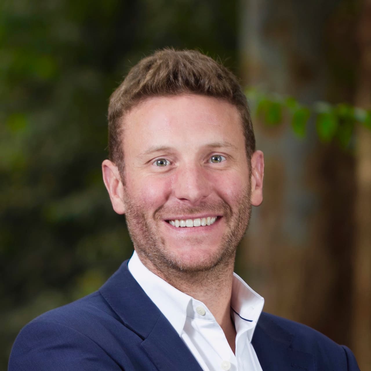 El estadounidense Jason Spindler, fundador y director general de I-DEV International, fue uno de los asesinados en el ataque. Además perdieron la vida 16 kenianos y un británico, según lo explicó Joseph Boinnet, el jefe de la policía local. Tres víctimas más eran de origen africano, pero su nacionalidad aún se desconoce.