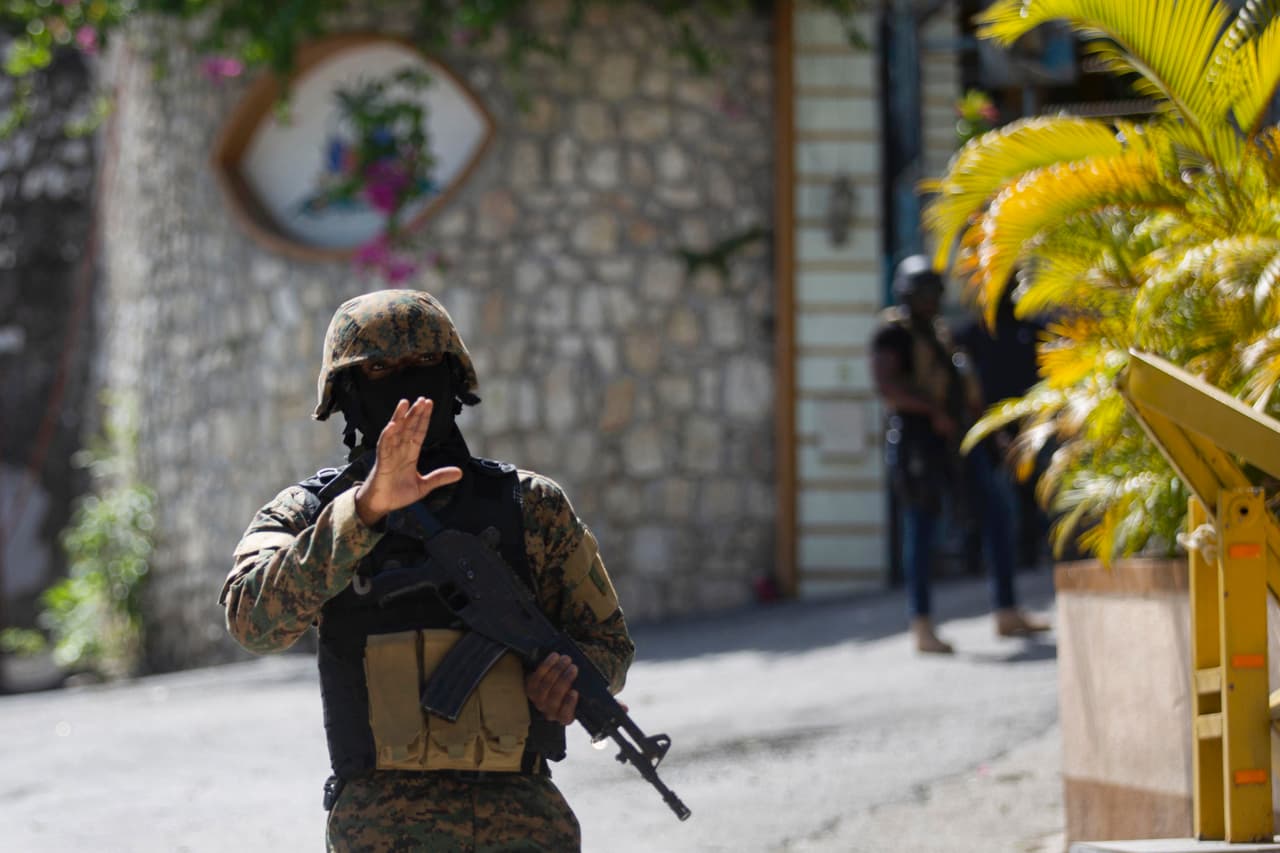 Un soldado monta guardia afuera de la residencia del asesinado presidente de Haití, Jovenel Moise.