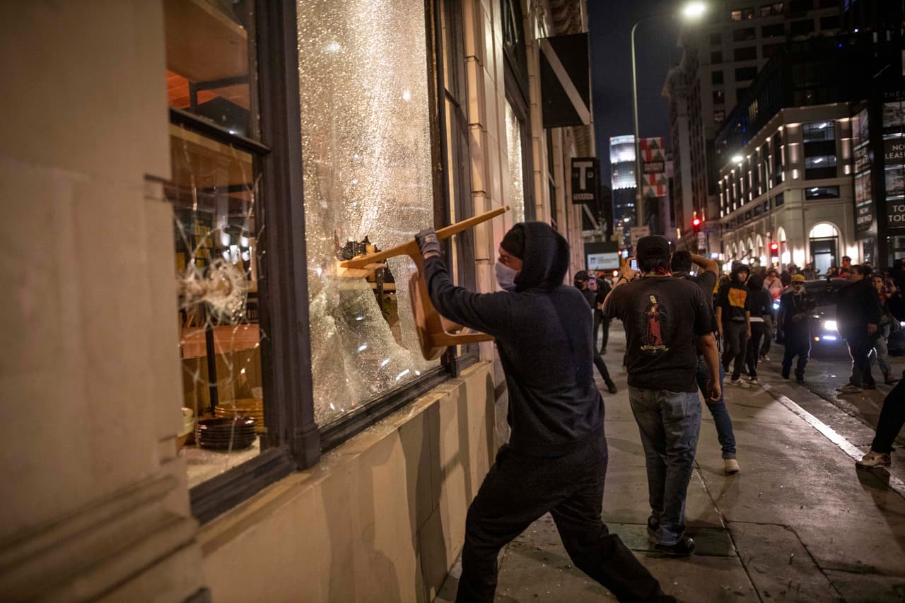 Se extiende el toque de queda a toda la ciudad de Los Ángeles tras actos vandálicos durante protestas por la muerte de George Floyd