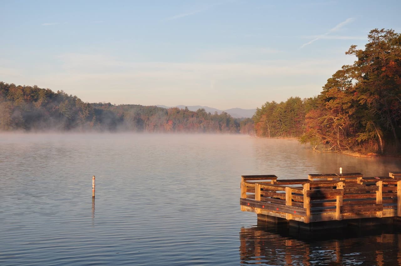 <b>Lake James</b>
<br>
<b>Sitio web</b>: 
<a href="https://www.ncparks.gov/state-parks/lake-james-state-park">https://www.ncparks.gov/state-parks/lake-james-state-park</a> 
<br>
<b><a href="https://goo.gl/maps/PHkv51fJDa1f76QZ6">Cómo llegar</a> </b>
<br>
<br>En las montañas del oeste de Carolina del Norte, Lake James ofrece todo lo que desea de unas vacaciones familiares, incluida la ubicación de varias películas importantes. Los senderos para caminatas alrededor del lago atraviesan las estribaciones de las Montañas Apalaches y el hermoso paisaje.