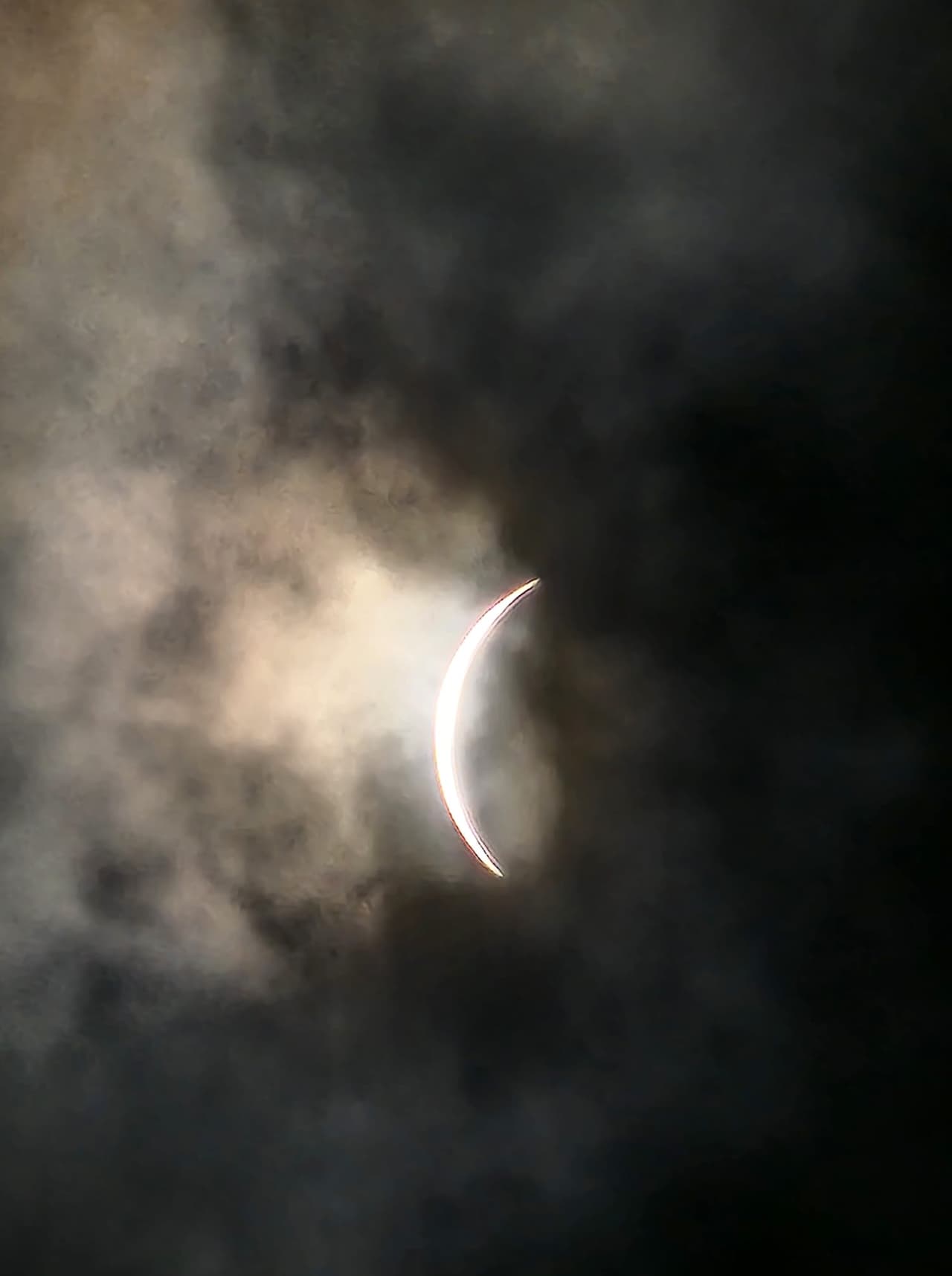 A punto de la penumbra completa, en varias ciudades del centro de Texas se alcanzó a ver apenas una 'uña' del sol, que se asomó tras la luna.