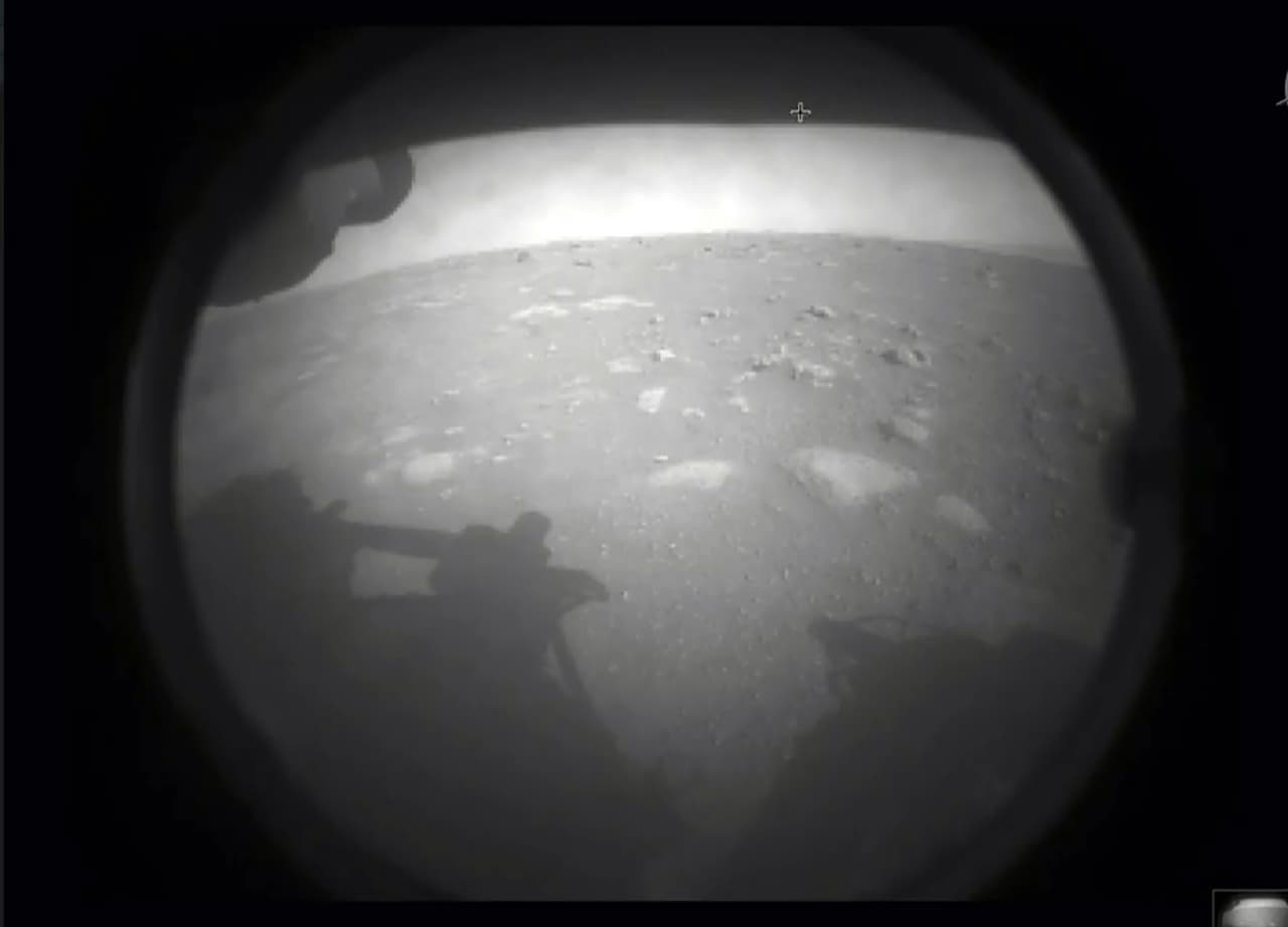 Tras "7 minutos de terror", Perseverance aterriza en Marte con éxito: esta es su primera foto en el Planeta Rojo