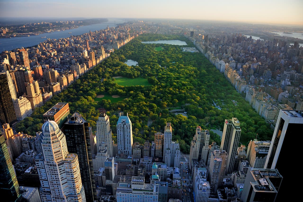 <b>Puesto 12. Central Park, <a href="https://www.univision.com/temas/nueva-york">Nueva York</a>. Estados Unidos.</b>
<br>
<br>Uno de los parques más famosos del mundo. Su creación y planificación comenzó en 1858 para dar a los habitantes de una ciudad en crecimiento una experiencia campestre. Tiene cerca de 42 millones de visitas al año.