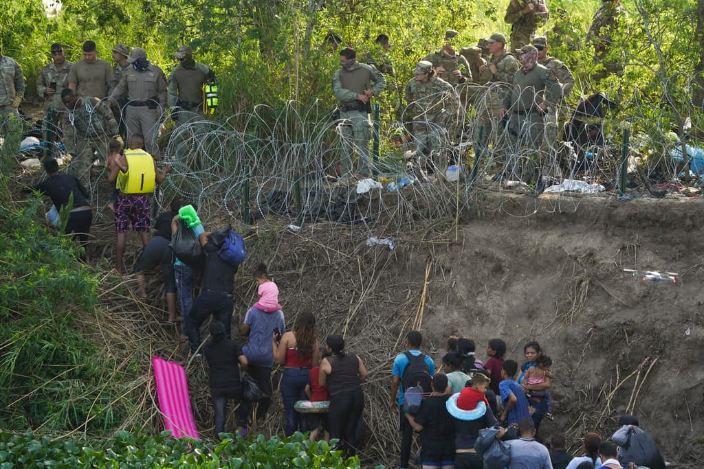 Miguel Meza, director de programas migratorios para Catholic Relief Services, el cual cuenta con 26 albergues para migrantes en todo México, calculó que el miércoles había alrededor de 55,000 migrantes en ciudades aledañas a la frontera con Estados Unidos. El espacio de albergues está “saturado”, señaló, y los migrantes se estaban extendiendo a zonas circunvecinas.