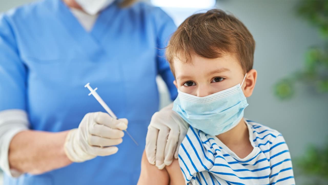 <b>Farmacias:</b> Las farmacias no pueden administrar dosis a niños menores de 3 años. Y muchas farmacias locales tampoco ofrecen dosis para niños de 3 y 4 años. Eso se debe en parte a que es una población relativamente pequeña, pero también a que las farmacias han estado administrando vacunas contra el COVID a los niños a través de exenciones federales y estatales temporales que están por finalizar. Algunas farmacias más pequeñas en el área planean ofrecer dosis para niños, incluidas Skippack Pharmacy, Eric's RX Shoppe en Horsham y Parkway Pharmacy en Filadelfia.
<br>
<br>