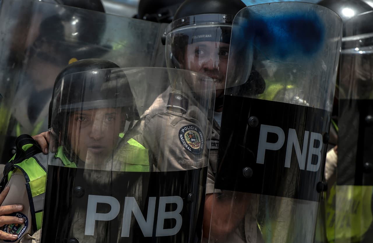 La policía antimotines descargó gases y perdigones a los manifestantes. El lugar donde la oposición iniciaría su marcha en Plaza Venezuela fue tomado por las autoridades para impedir la concentración, que se fue aglutinando poco a poco en otros sectores de Caracas.