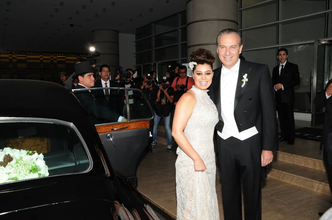 A tan sólo unos meses de relación sentimental 
<b><a href="http://www.univision.com/temas/yadhira-carrillo">Yadhira</a></b> y 
<b>Juan</b> se comprometieron en matrimonio, lo que enfureció a los fanáticos de 
<b><a href="http://www.univision.com/temas/leticia-calderon">Leticia</a> </b>y llenaron de insultos a la protagonista de 'Barrera de amor', ya que se dice que ella fue la culpable de la separación entre el abogado y 
<b><a href="http://www.univision.com/temas/leticia-calderon">Calderón</a></b>.