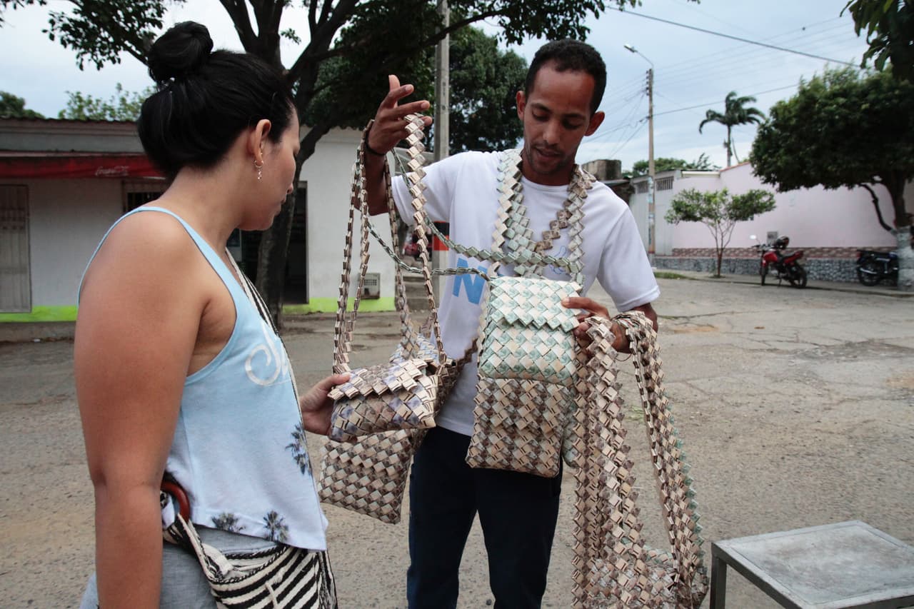 En Colombia los bolsos se venden por hasta 30,000 pesos, unos $10. Con lo que ganan con los bolsos, la pareja y sus dos hijos consigue sobrevivir, según dice Jesús. “Acá uno trabaja duro, pero siempre hay con que comer”.