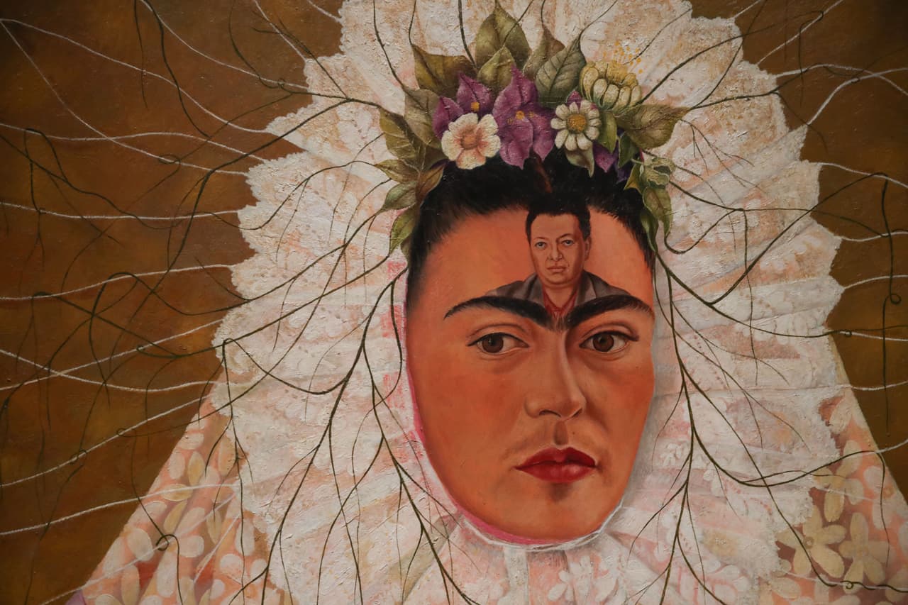 <b>Museo Frida Kahlo.</b> La ‘Casa Azul’, en Coyoacán, Ciudad de México, fue el lugar donde la artista latinoamericana más reconocida del mundo nació, vivió y murió. El interior de la residencia se ha mantenido prácticamente intacto y gracias a el Proyecto Google Art este hermoso espacio se puede visitar virtualmente. 
<b><a href="https://artsandculture.google.com/partner/museo-frida-kahlo?hl=en" target="_blank">Para recorrer este museo haga click aquí </a></b>