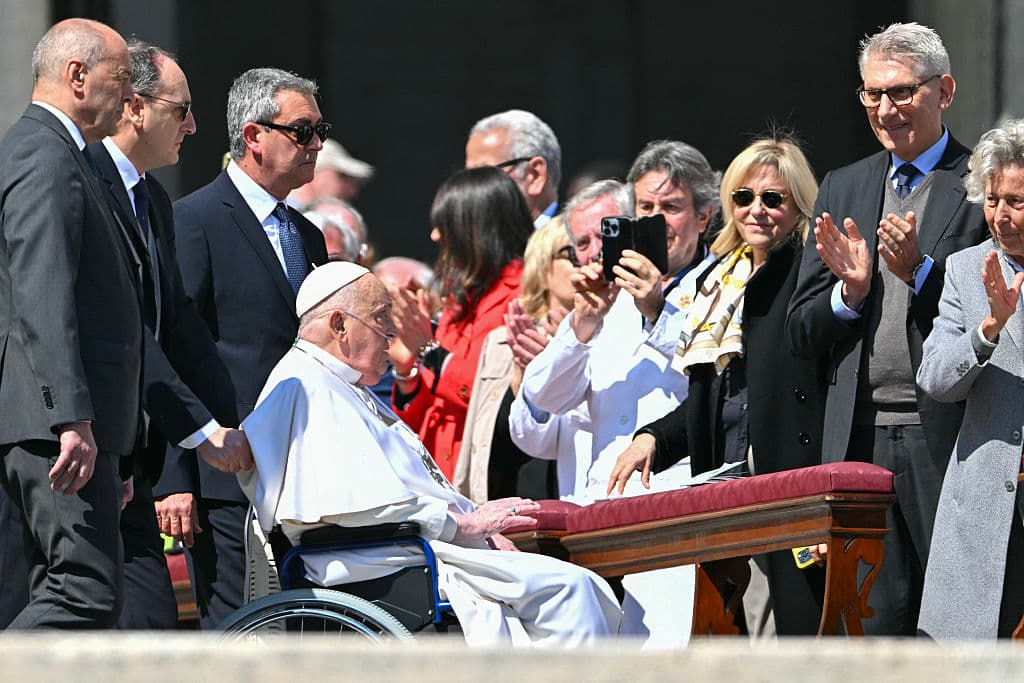 La sorpresiva aparición del papa Francisco este domingo en la Plaza de San Pedro, aún convaleciente