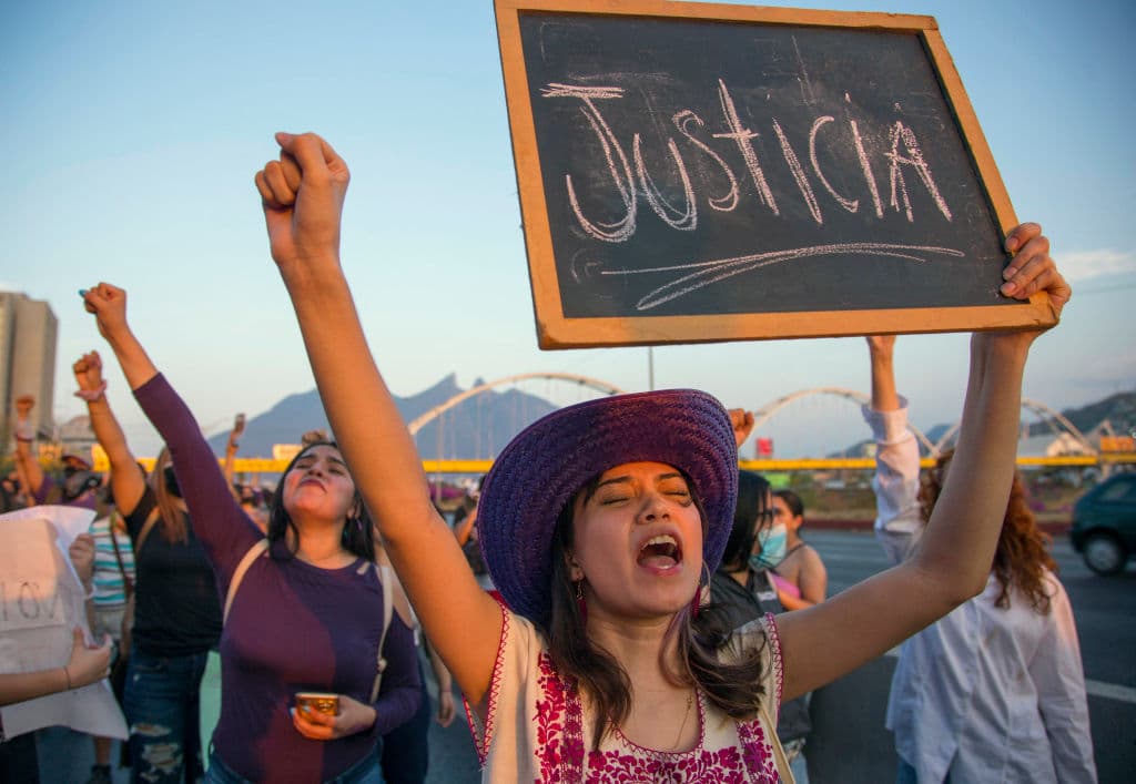 Debanhi Escobar es una de las más de 1,600 mujeres reportadas como desaparecidas en México en lo que va de año, según cifras del gobierno federal citadas por la AP. Casi la mitad de ellas fueron encontradas con vida, pero 16 fueron halladas muertas y 829 continúan desaparecidas.