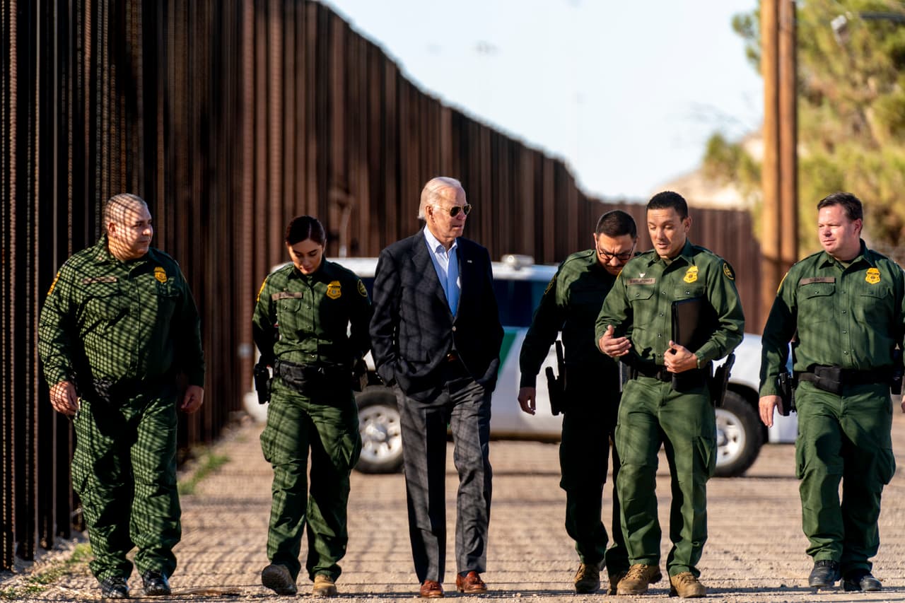 El presidente Joe Biden recorre la frontera mientras conversa con agentes de la patrulla fronteriza en El Paso, Texas. Cuando se le preguntó qué aprendió al ver la frontera de primera mano y hablar con los oficiales que trabajan a lo largo de ella, Biden dijo: “Necesitan muchos recursos. Vamos a conseguirlo para ellos”.