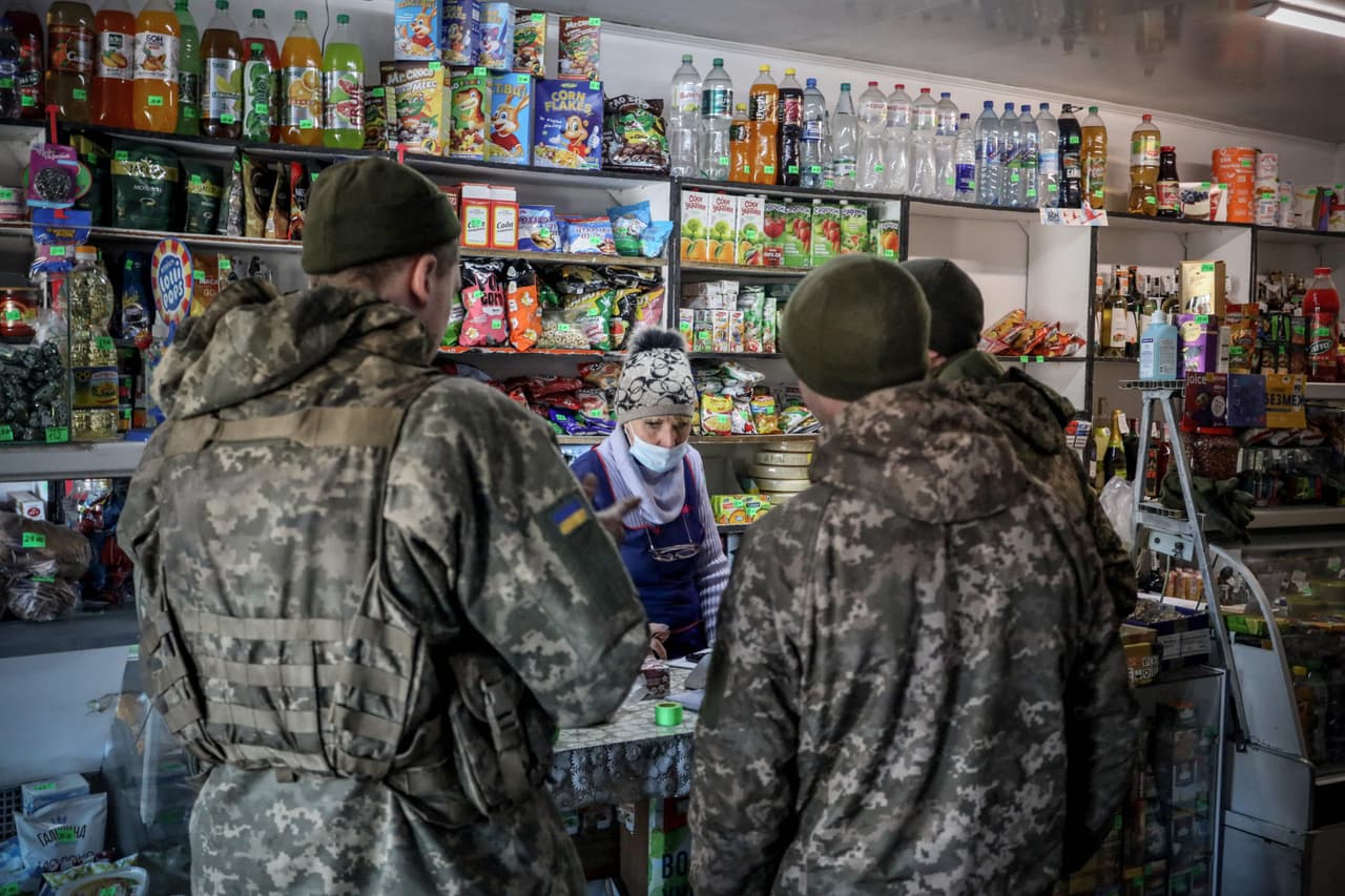 Militares ucranianos en Avdiivka, Donetsk. Esta región, antes conocida como Stalino, es la principal ciudad de la cuenca minera del Donbas y uno de los principales centros metalúrgicos de Ucrania. 
<b>Tiene una población de dos millones de habitantes. </b>
