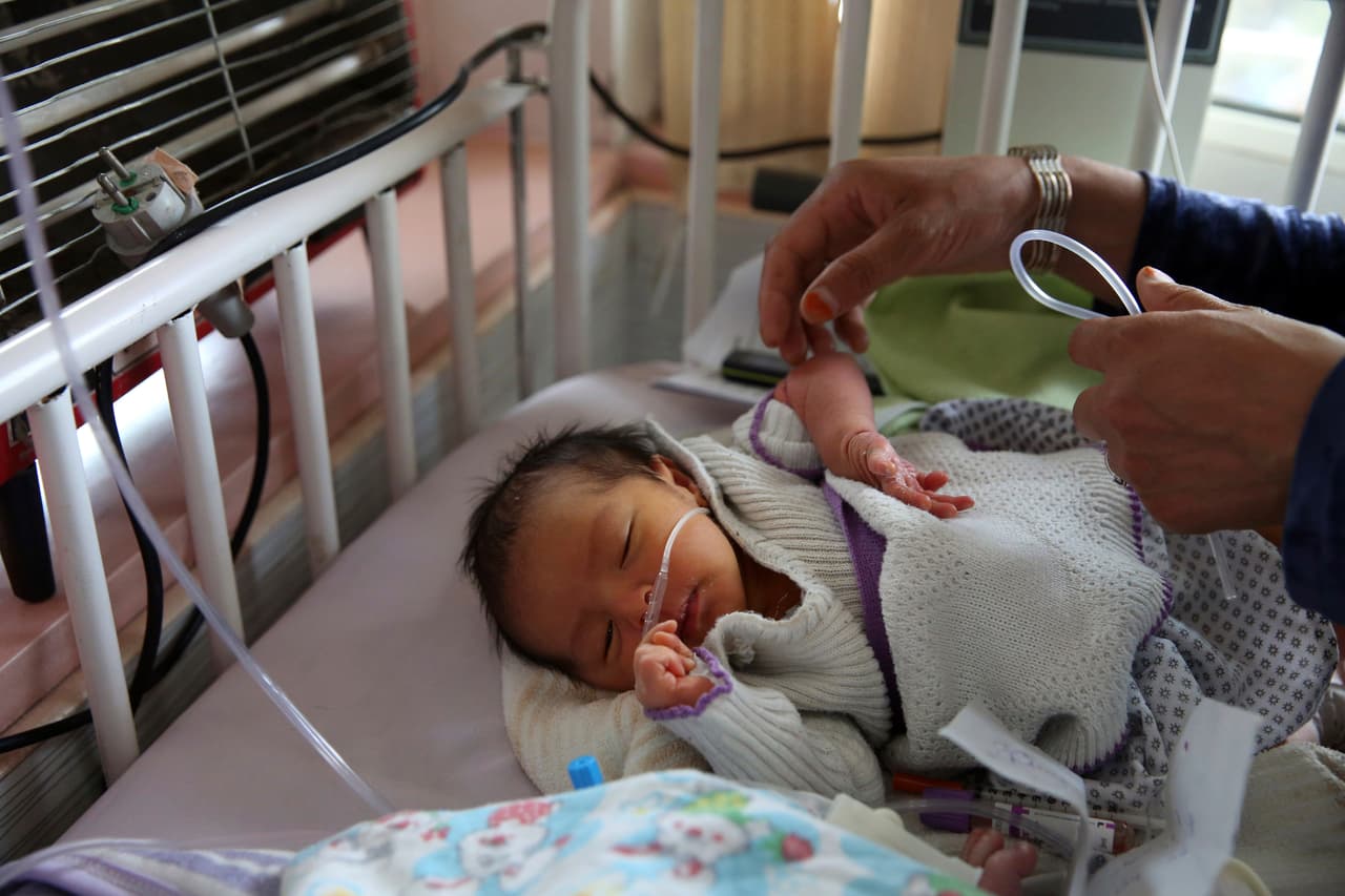 Este es otro de los bebés sobrevivientes. Las autoridades han estado trabajando para identificar a los bebés y entregarlos a sus familias. 
<b>Muchos de estos recién nacidos ni siquiera tienen nombre aún.</b> 
<br>