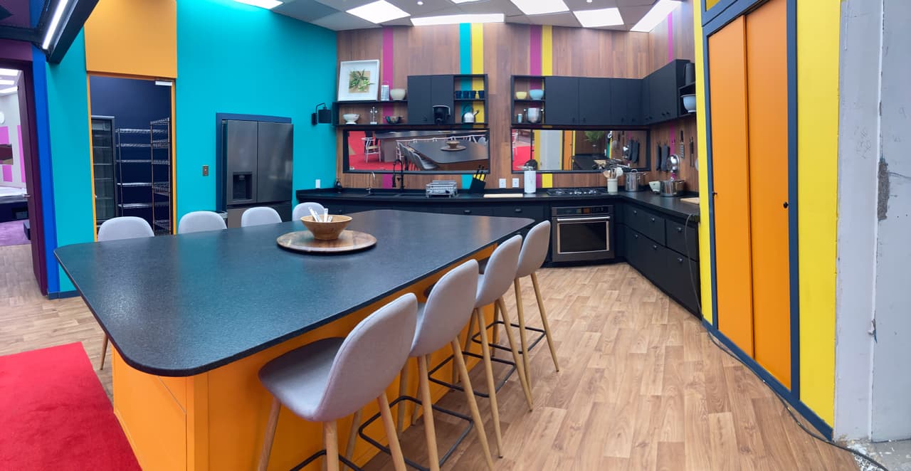 <b>La Cocina: </b>Moderna y colorida, aquí los habitantes prepararán sus alimentos y se reunirán para convivir. Este espacio se preparó previamente para ser cautelosos con las cosas de filo y vidrio; de hecho, toda la losa es de acrílico.