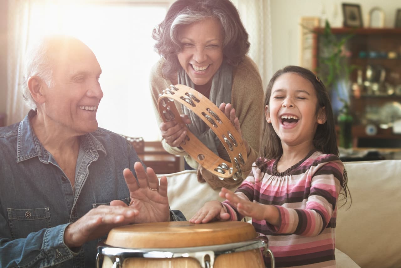 <b>Karaoke multigeneracional. </b>Otra idea de diversión sin salir de casa es compartir con tus hijos (o nietos) las canciones que cantaban tus padres, y escucha las que les gustan a ellos. Armen un popurrí de canciones de varias décadas, y cántenla todos juntos. Nada como el poder de la música para generar momentos inolvidables.
