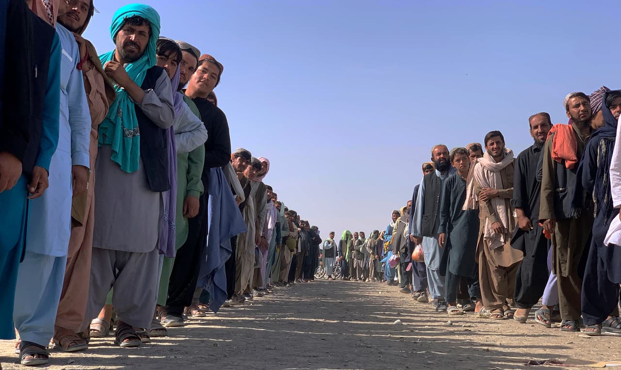 Para salir por tierra los afganos deben cruzar la frontera hacia Turkmenistán, Kazajstán, Uzbekistán, Tayikistán (norte), Pakistán (sur y este) o Irán (oeste).
<br>
<br>Pakistán ha dicho que no aceptará más refugiados afganos, pero el cruce fronterizo terrestre entre Spin Boldak y Chaman (en la foto tomada el 26 de agosto) ha permanecido abierto.
<br>
<br>Mientras tanto,
<a href="https://www.univision.com/noticias/politica/kabul-aeropuerto-pentagono-bombardeo-isis"> <u>una operación multinacional realiza una evacuación masiva desde el aeropuerto de Kabul</u></a>.