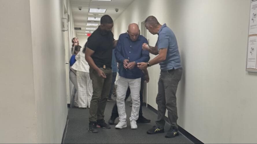 En Miami, familiares de los detenidos no se explican lo que ocurre, 
<b><a href="https://www.univision.com/local/miami-wltv/familiares-desconsolados-tras-detenciones-ice-citas-inmigracion-miami" target="_blank">ya que algunos han comenzado a ser arrestados como en el caso de Janeth Correa. </a></b>
<br>
<br>"Esto es una injusticia, una grande injusticia, desde que llegó a este país lo único que ha hecho (su esposo) ha sido trabajar y trabajar como un burro", dijo Janeth afuera de las instalaciones de inmigración en Miami.
<br>
<br>Le detuvieron a su esposo, quien es residente legal, y le han puesto una orden expedita.