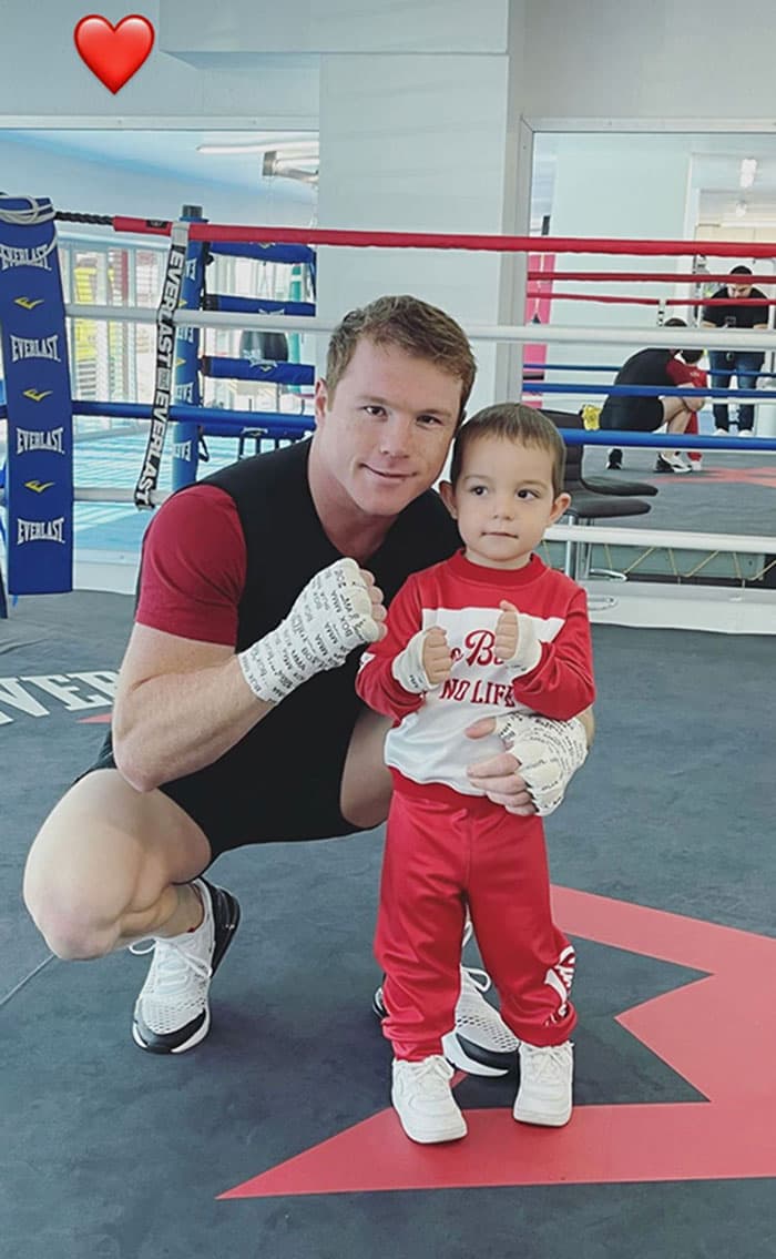Desde muy pequeño, Álvarez está forjando el amor por el deporte en su hijo, hace unos meses mostró que Saúl Jr. lo acompañó a uno de sus entrenamientos y posó como él.