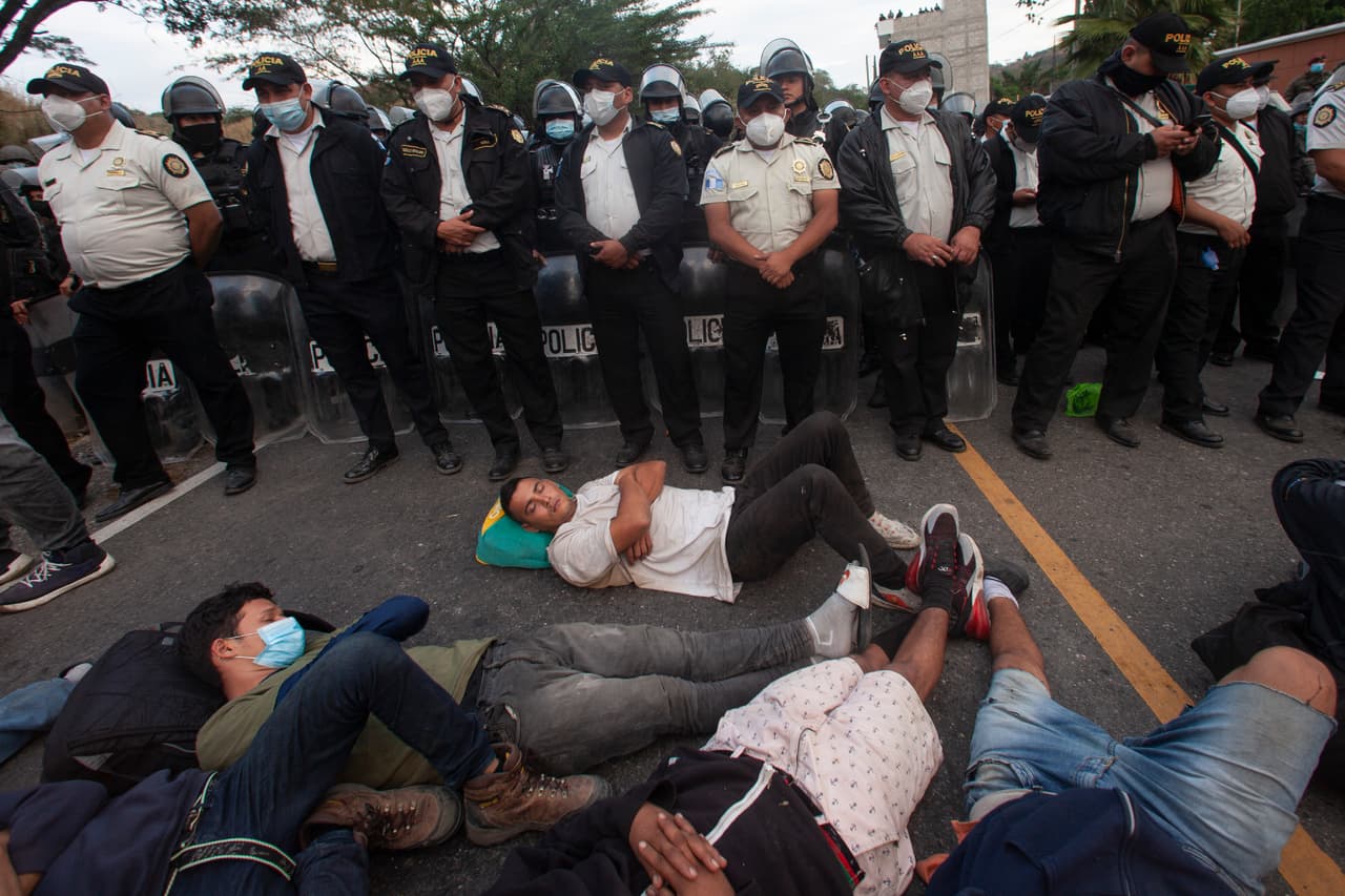 Funcionarios guatemaltecos frente a la caravana migrante en Vado Hondo. Los migrantes hondureños irrumpieron en la frontera de Guatemala el pasado jueves sin ningún tipo de medida de seguridad sanitaria para prevenir contagios y la propagación del coronavirus, situación que alarmó a las autoridades.
<br>