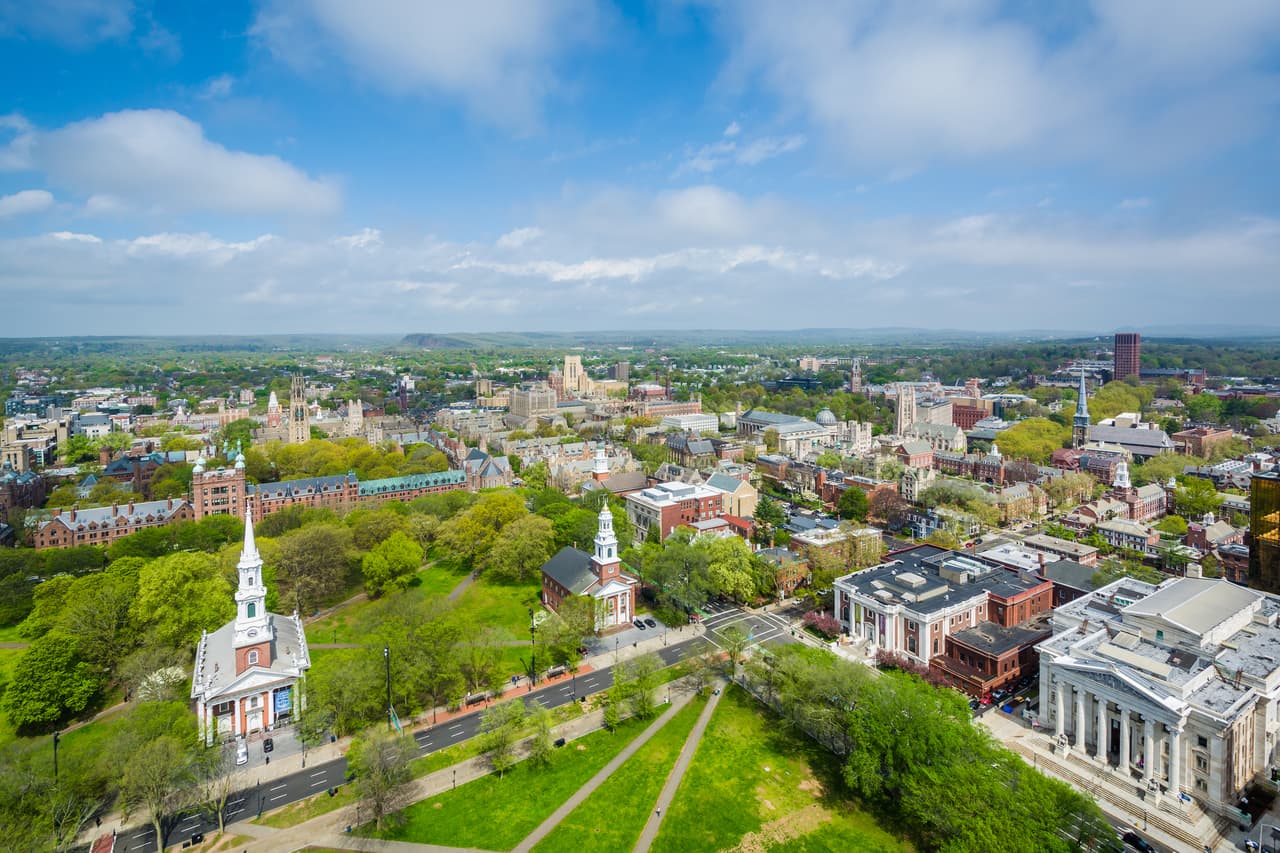 <h3 class="cms-H3-H3">3. Connecticut</h3>
<br>
<br>🚑 
<b>Muertes provocadas por accidentes causados por conductores en estado de ebriedad en 2020: </b>40% (118) del total.
<br>
<br>🚑
<b> Variación de muertes en accidentes causados por conductores en estado de ebriedad, 2019-2020: </b>+20.4%
<br>
<br>🚑 
<b>Total de muertes por accidentes de tráfico en 2020: </b>295
<br>
<br>🚑
<b> Población:</b> 3,565,287
<br>
