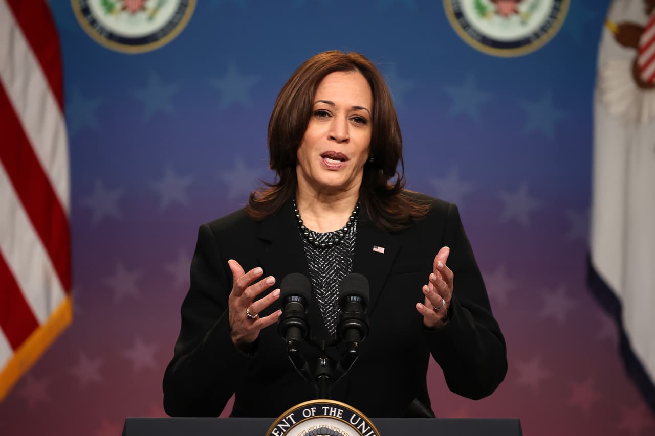 <b><a href="https://www.univision.com/temas/kamala-harris"><u>Kamala Harris</u></a></b>, primera mujer vicepresidenta de Estados Unidos. La exsenadora y exfiscal general de California también es la primera mujer hija de inmigrantes y de color en asumir este cargo, el segundo más importante del gobierno estadounidense. Ganó en la contienda electoral de 2020 y asumió el cargo en enero de 2021.
