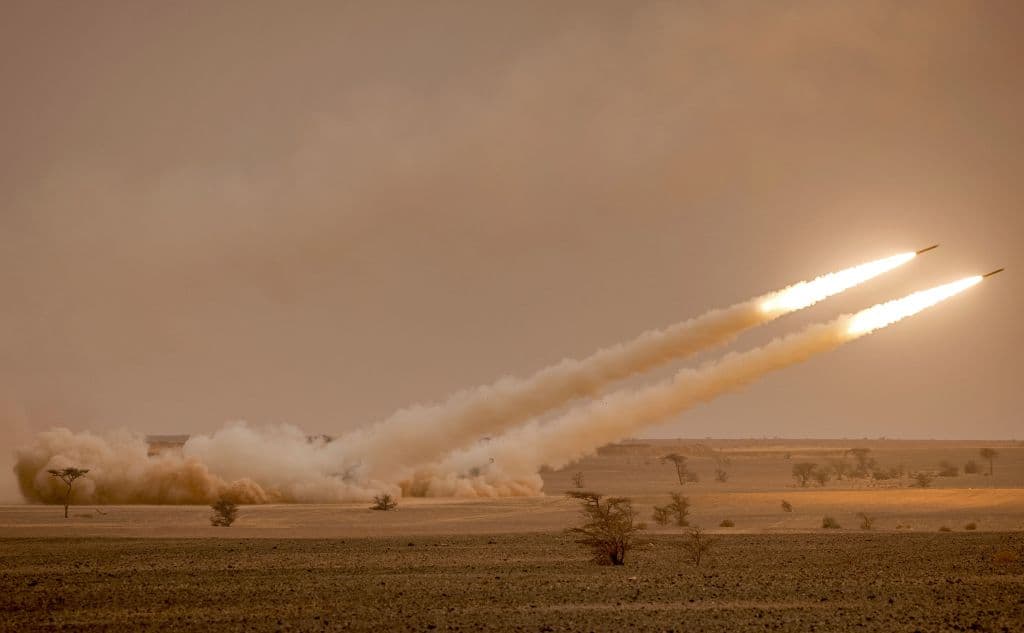 Los lanzadores del Sistema de Cohetes de Artillería de Alta Movilidad (HIMARS) M142 de EEUU disparan salvas durante el ejercicio militar "León Africano" en la región de Grier Labouihi, en el sureste de Marruecos, el 9 de junio de 2021.