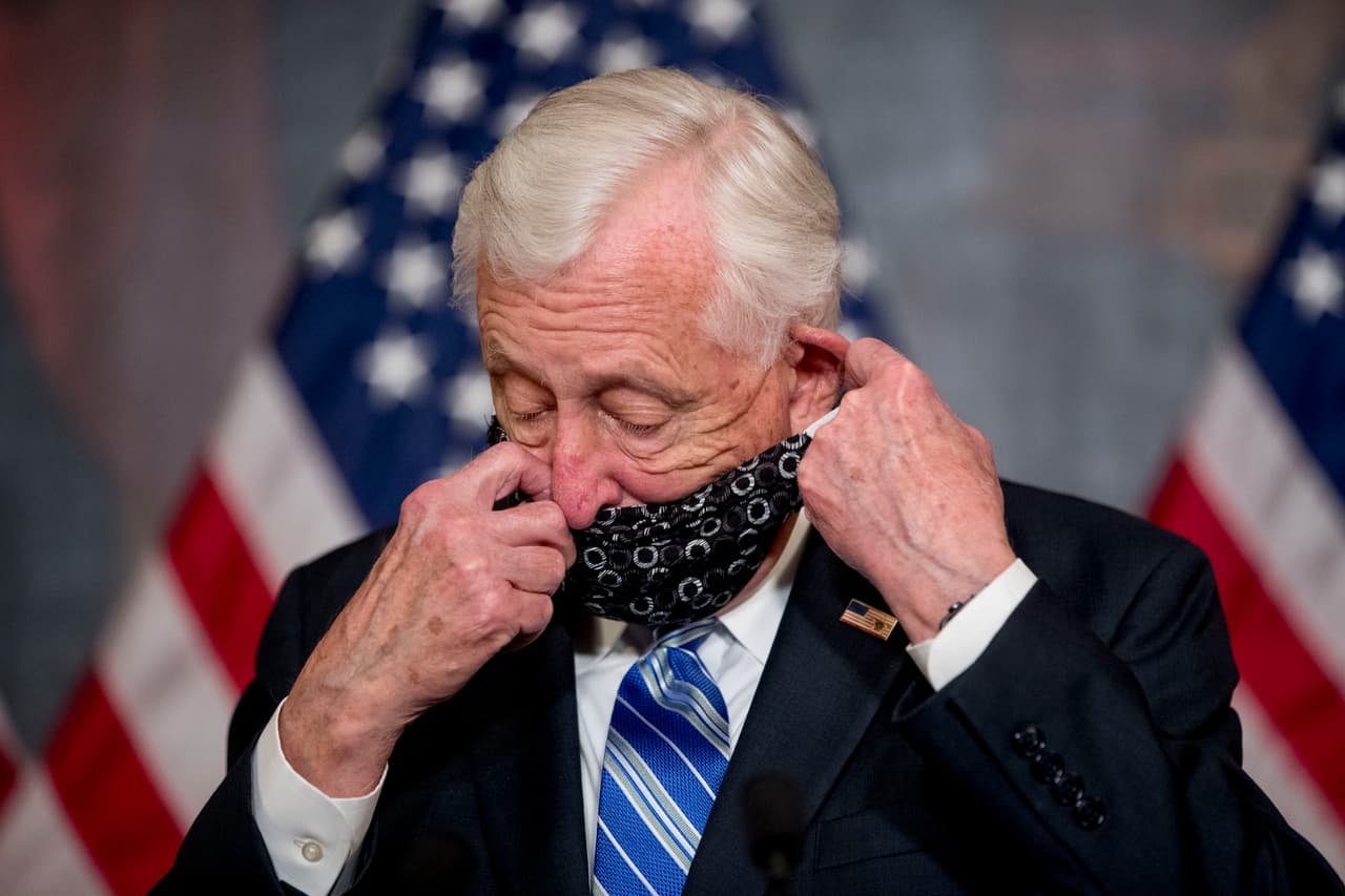 Steny Hoyer, el líder de la mayoría demócrata en la Cámara Baja cuando se quitó la máscara para hablar antes de la ceremonia de firma del proyecto de ley.