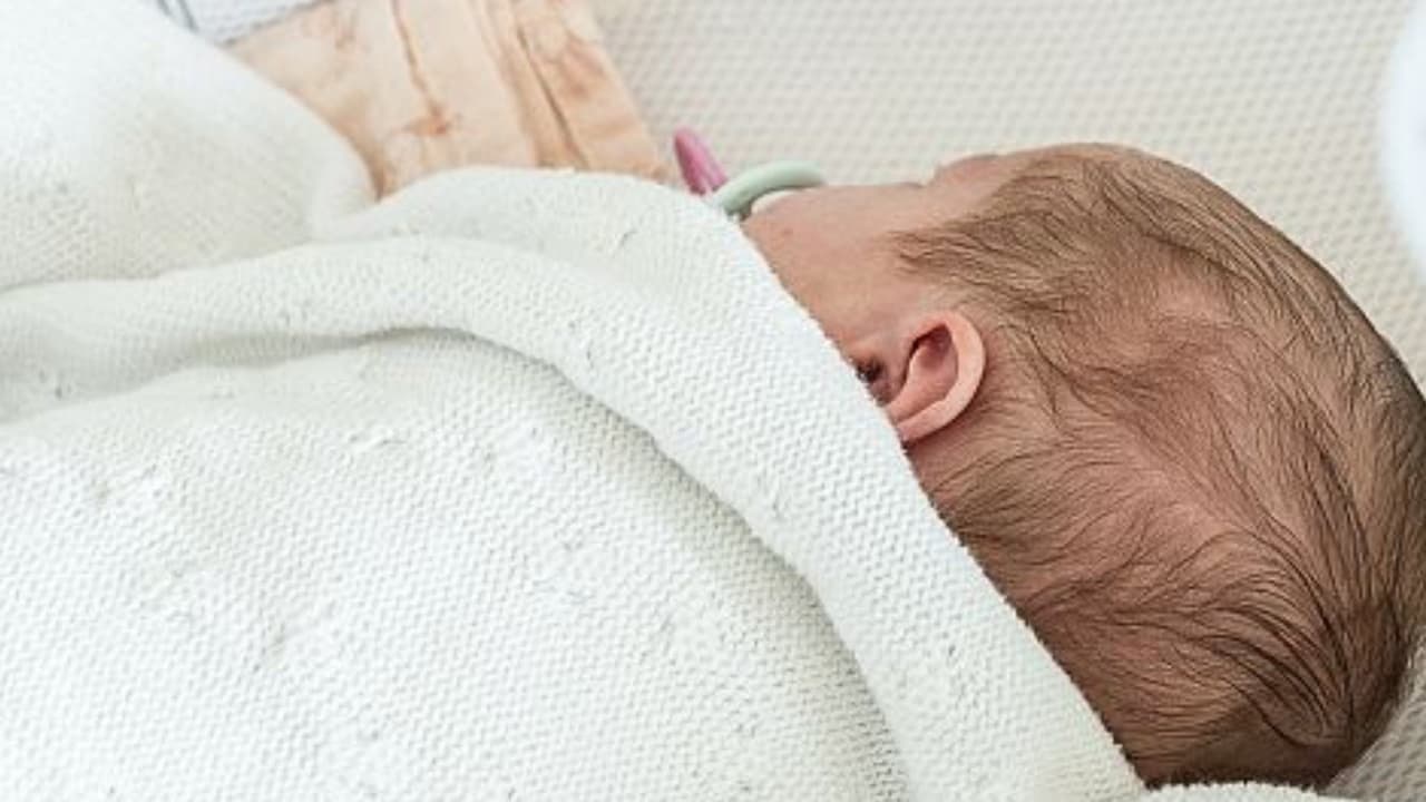 Les robaron a sus bebés recién nacidas hace más de 30 años: no pierden la esperanza de encontrarlas