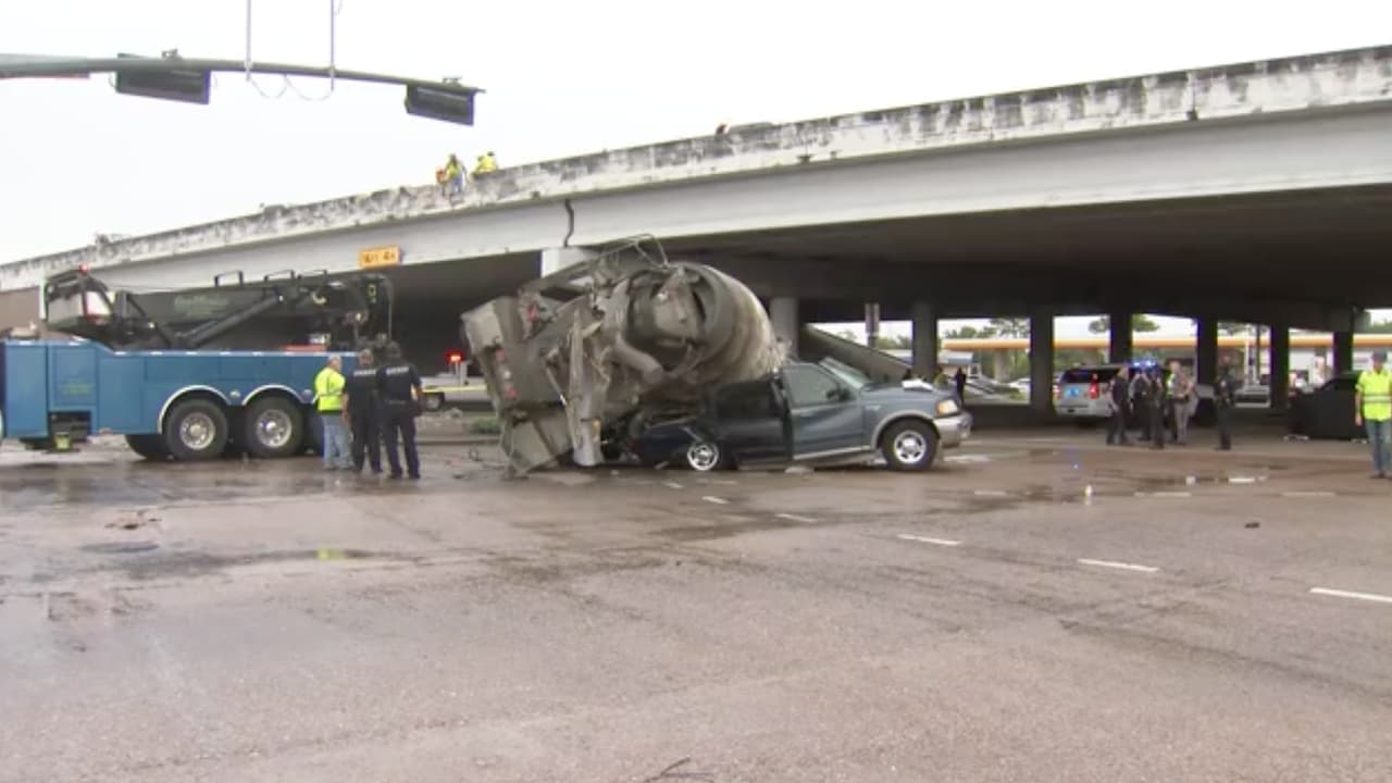 El 5 de agosto, en horas de la tarde, un camión de cemento perdió el control cuando viajaba entre el Periférico 8 y la Woodforest en Houston.