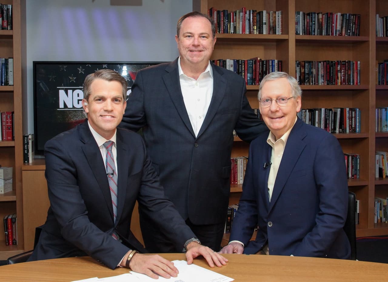 Christopher Ruddy (en el centro) con el líder de la mayoría republicana en el Senado, Mitch McConnell (derecha) y el reportero de Newsmax John Bachman (izquierda) el 13 de abril de 2017.