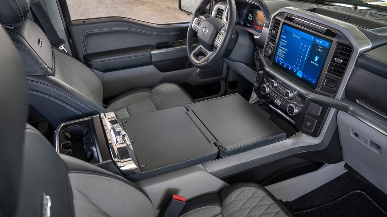 La superficie de trabajo en la Ford F-150 2021 es una solución práctica para quienes pasan mucho tiempo en sus camionetas.