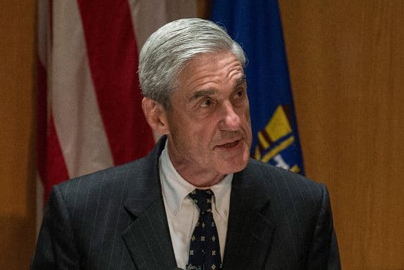 13 de junio: El director del FBI, Robert Mueller, confirma que se ha abierto una investigación penal contra Snowden y justifica los programas de espionaje como vía para luchar contra el terrorismo.