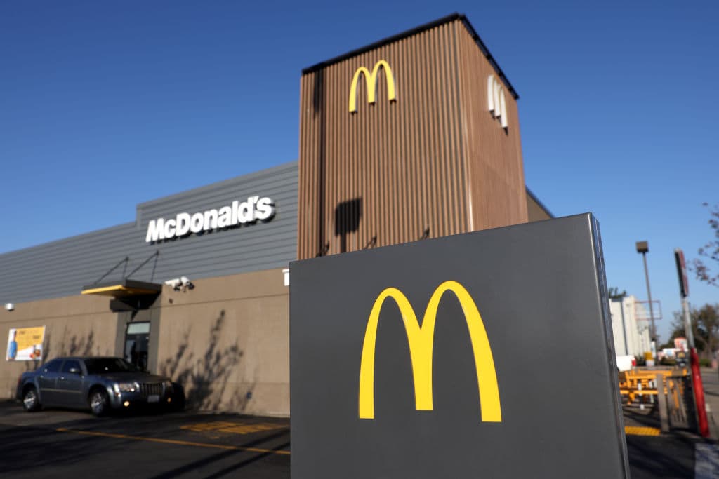 Jurado ordena a McDonald’s pagarle $800,000 a la familia de una niña que se quemó con un 'McNugget'
